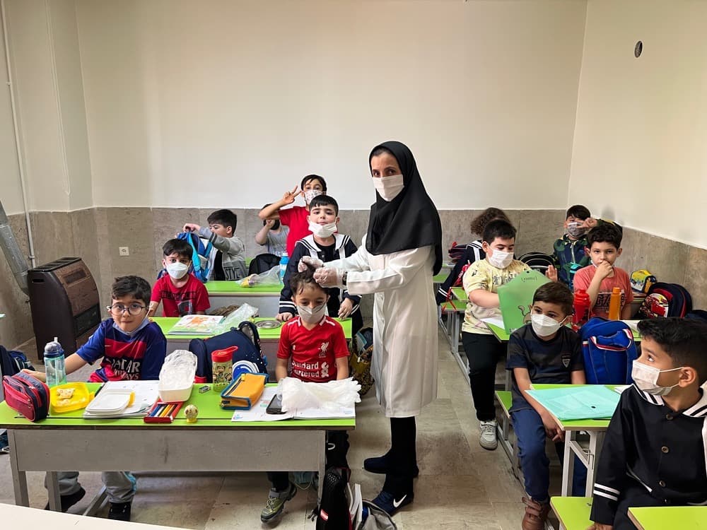 معاینه پدیکلوز موی سر دانش آموزان توسط مراقب ایمنی و سلامت