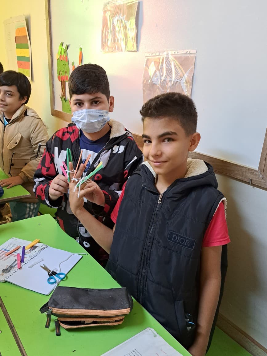 انجام فعالیت علوم پایه پنجم ب