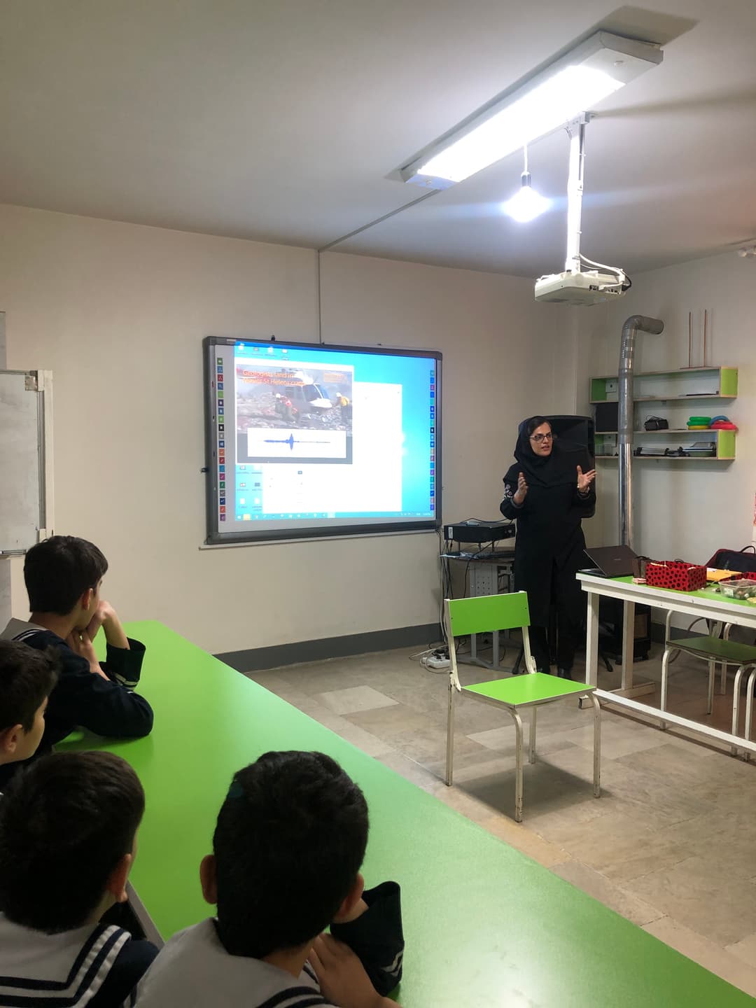 حضور خانم اخلاقی دکترای زمین شناسی در دبستان جهت|آموزشی فصل زمین شناسی کتاب علوم پایه پنجم و ششم