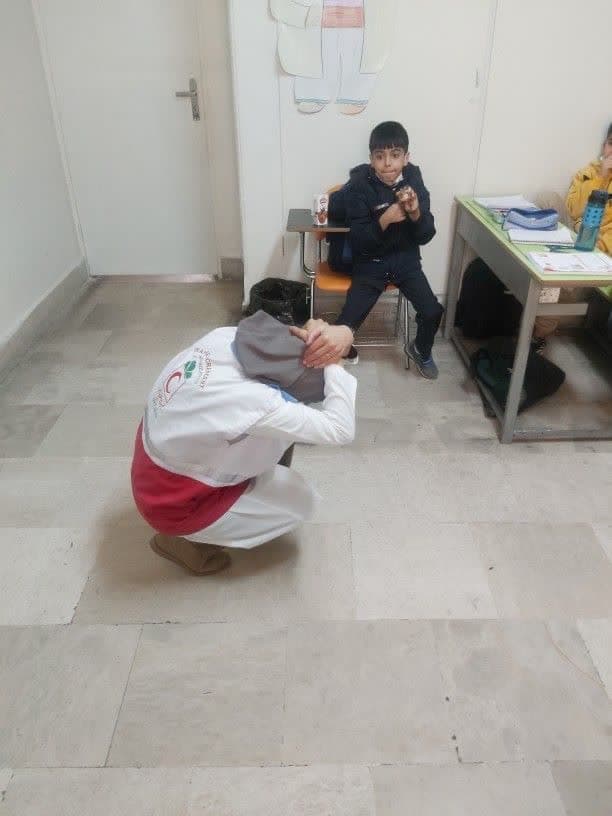 اجرای مانور  زلزله و آموزش نکات ایمنی  توسط مراقب سلامت دبستان