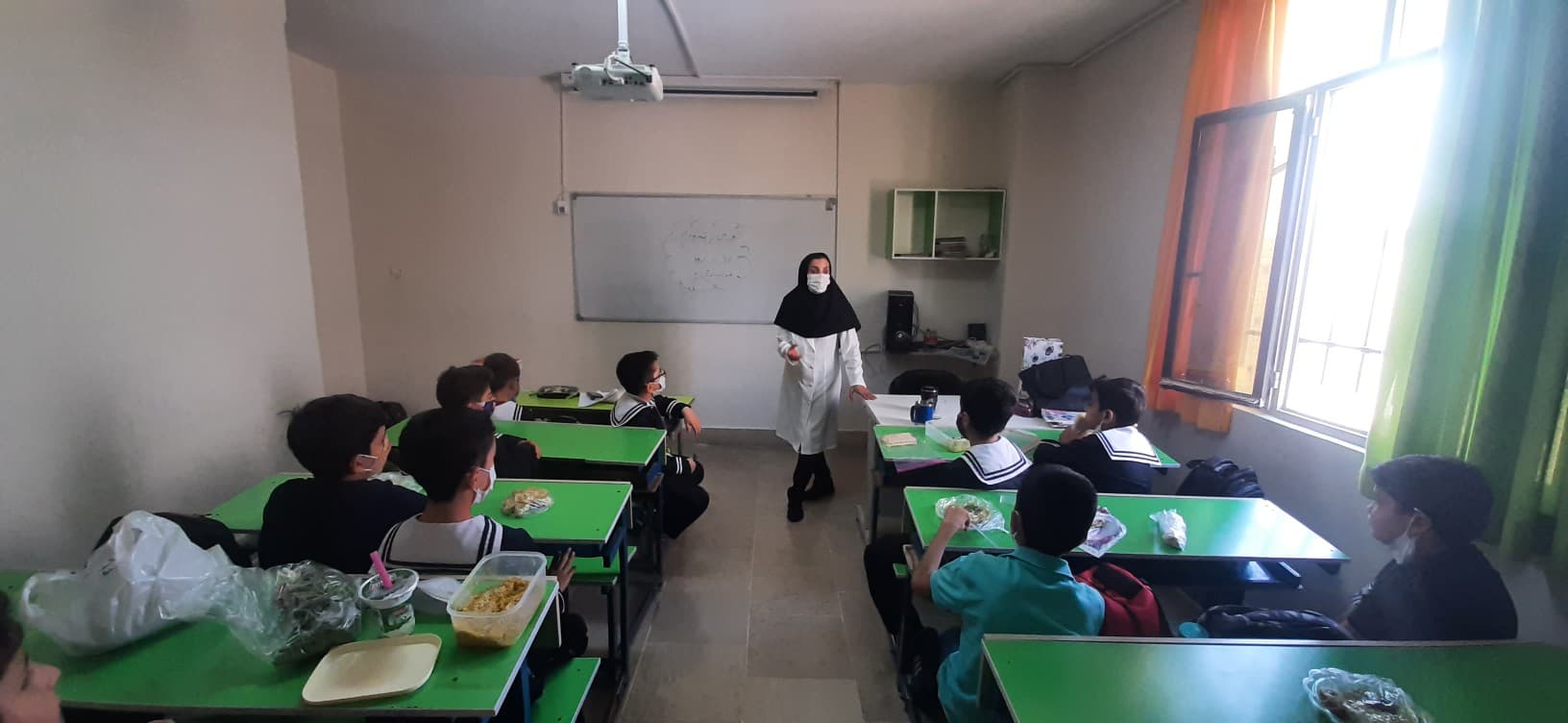 آموزش نکات بهداشتی توسط مراقب ایمنی و سلامت